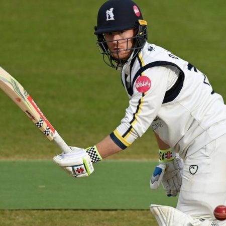 County Championship: Warwickshire make their second-highest first-class score