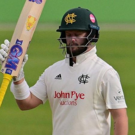 County Championship: Ben Duckett finds form but Pears make Notts struggle