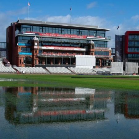 County Championship: Surrey batters frustrated on rain-affected day against Lancashire