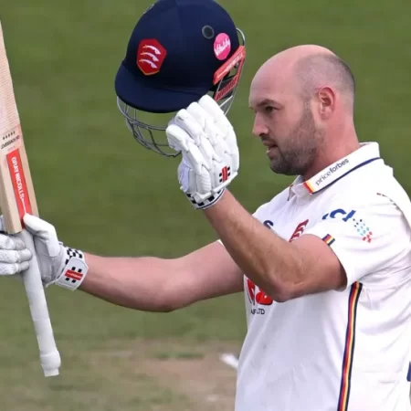 Durham bat out draw with Essex despite Browne 184